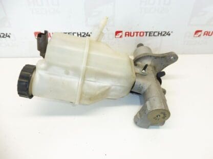 Master brake cylinder with container Citroën C5 X7 4601P7 4635A3