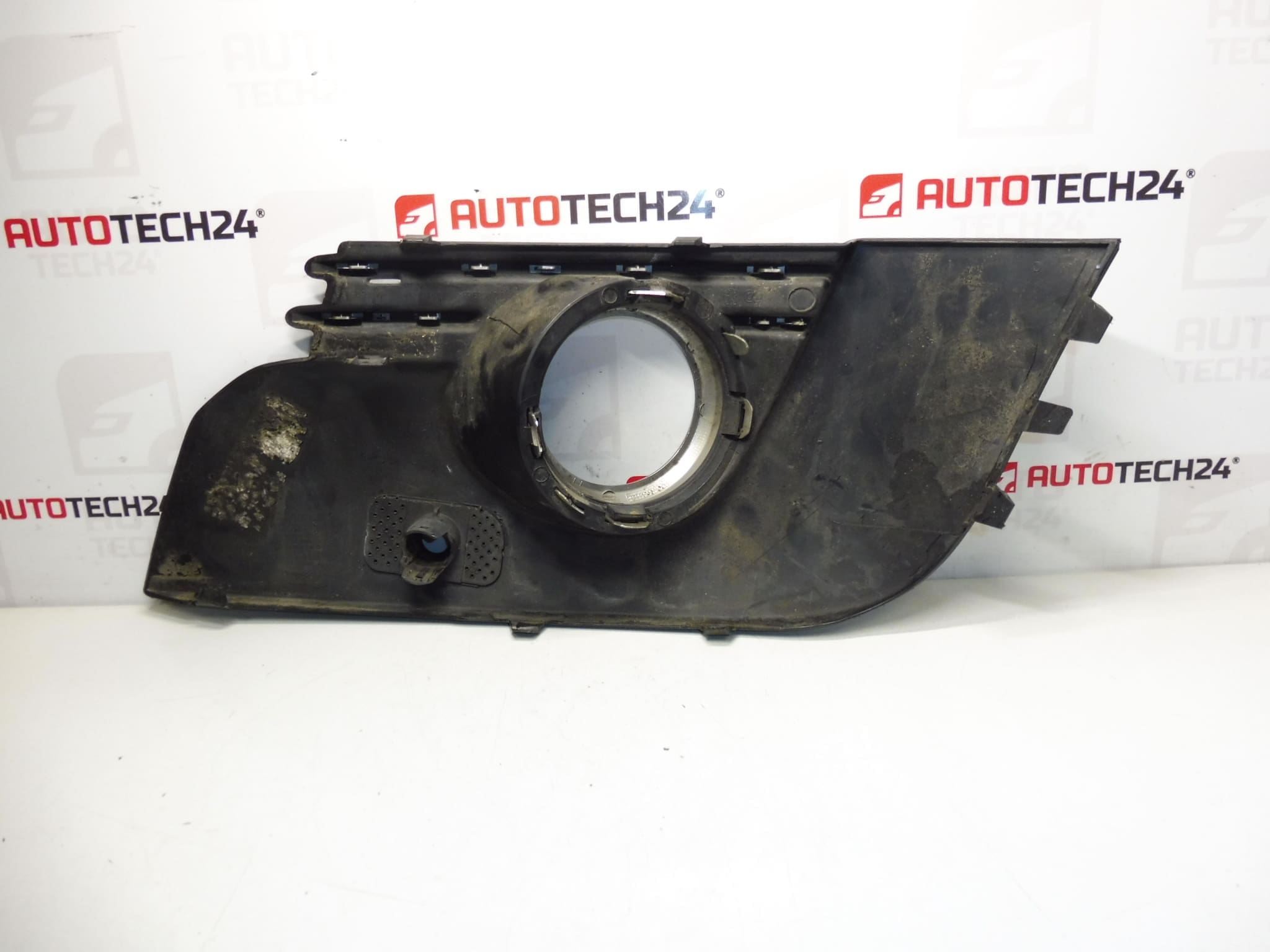 Right fog light frame Peugeot 3008 9685098077 745315 - Image 2